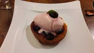 Requesón y helado con cerezas.
