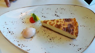 Tarta de queso horneada con helado de guayaba