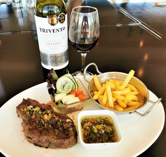 Con el entrecotte con chimichurri