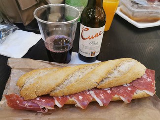 Con el bocata de jamón ibérico
