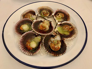 Volandeiras a la plancha con aceite de ajo y perejil