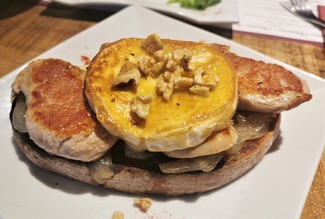 Con la tosta de solomillo y queso de cabra