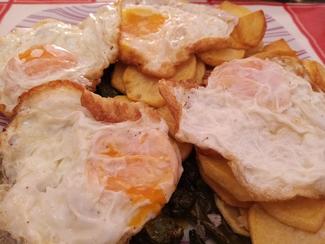 Huevos con patatas y pimientos de padrón