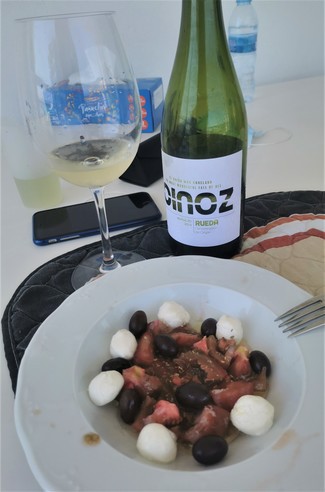 Con la ensalada de atún y burrata