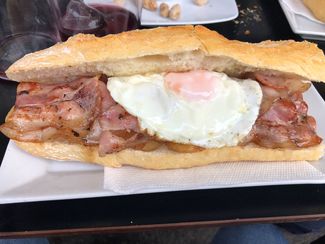 patatas panaderas bacon y huevo frito