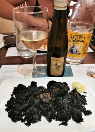 Con el arroz negro con alioli