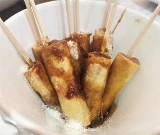 Detalle de las piruletas de gambas gabardina con miel de caña