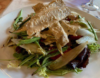 Ensalada tibia de judias verdes y endivias con ventisca de bonito y crema de vinagreta ácida