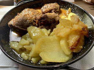 Carrilleras de cerdo con compota de pera