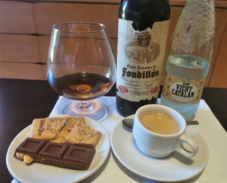 En la sobremesa, café, galletitas y chocolate.
