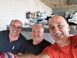 Con los dos colegas de quinta y colegio.
