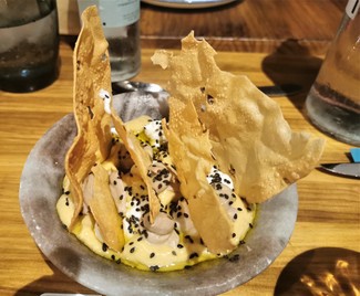 El humus con ricota y sésamo negro