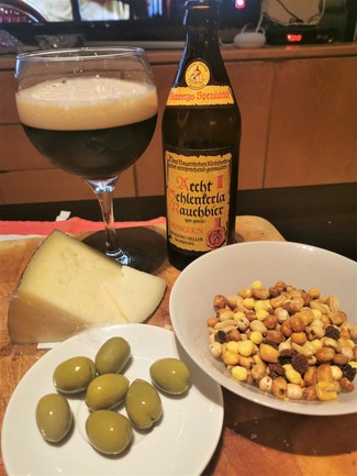 Con las aceitunas, los frutos secos y el queso curado.