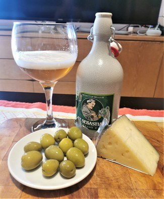 Con las olivas y el queso curado