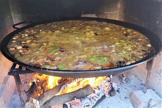 Paella de leña en marcha