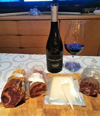 Con la tabla de embutidos y queso