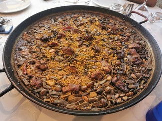 Riquísima paella de pato y caracoles