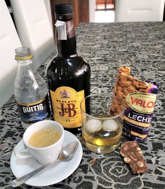 Con el café y el Valor con almendras