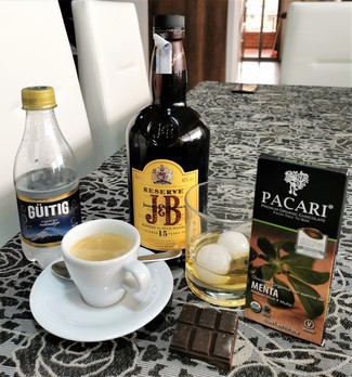 Con el café y el Pacari de menta.