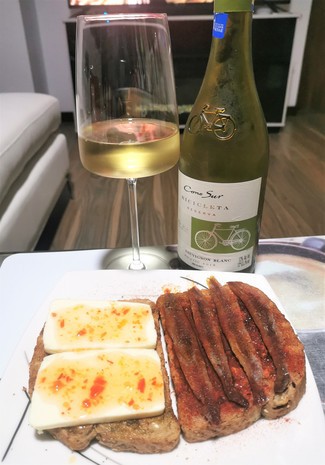 Con las tostas (torraeta de anchoas y brie con ají dulce)
