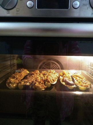 Calabacines rellenos de verduras, caballa, huevo duro y condimentados con aceite de oliva, pimienta negra, cúrcuma, jengibre, pimentón dulce y sal maldón.