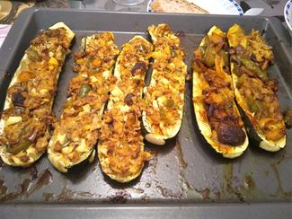 Calabacines rellenos de verduras, caballa, huevo duro y condimentados con aceite de oliva, pimienta negra, cúrcuma, jengibre, pimentón dulce y sal maldón.