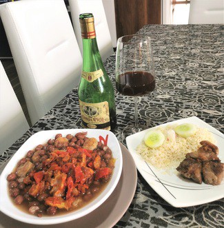 Con los frijolitos con manitas, costilla y pimientos.