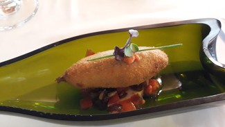 Boquerón relleno de gamba, lecho de "tartar de tomata de penjar", queso fresco D.O. Castellón y reducción de vinagre balsámico con frutos secos y fruta deshidratada