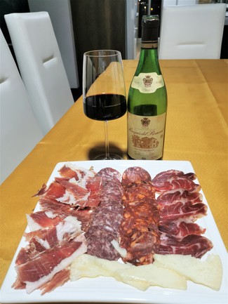Con el surtido de embutidos ibéricos