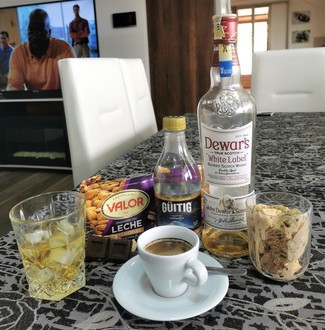 Con el café y el helado de chips-ajoy.