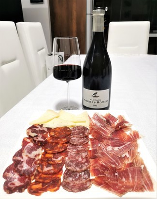 Con el surtido de embutidos ibéricos