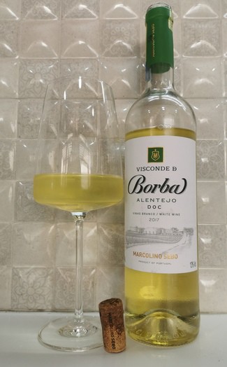 Rico vino branco de Alentejo