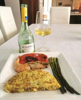 Con la tortilla española y el langostino XXL