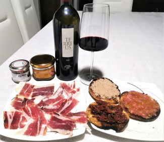 Con el jamón ibérico y las tostas de mousse de oca trufado y tomates secos
