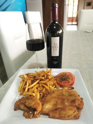 Con la pechuga de pollo macerada en naranja y empanada