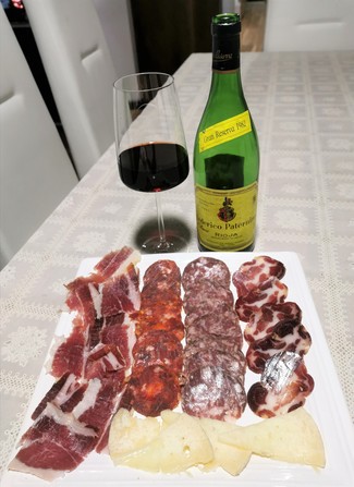 Con el surtido de embutidos ibéricos