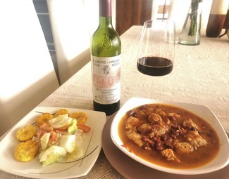 Con los frijolitos con costilla y salchicha cuencana