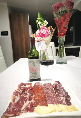 Con el surtido de embutidos y jamón ibéricos y queso curado.