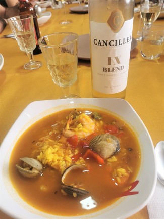 Con el caldoso de langostinos y almejas