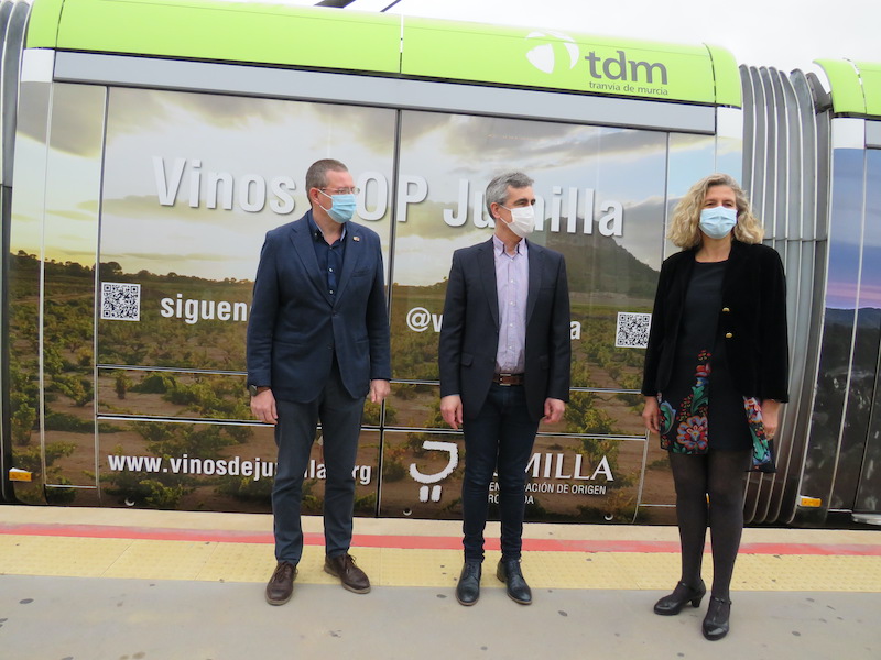 Tranvía de Murcia lucirá el viñedo de la DOP Jumilla durante los próximos seis meses