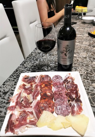 Con el surtido de embutidos ibéricos