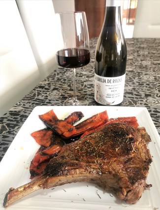 Con el Cowboy Steak de 700 grs al romero con pimientos.