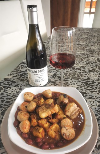 Con las alubias con costilla, chicharrón y "patacón pisao"