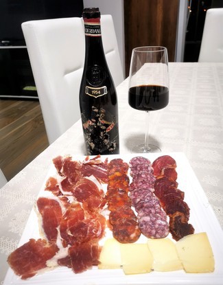Con el surtido de jamón y embutidos ibéricos con queso curado
