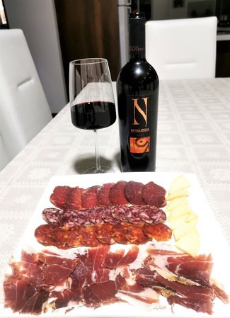 Con el surtido de embutidos y jamón ibérico y queso curado.