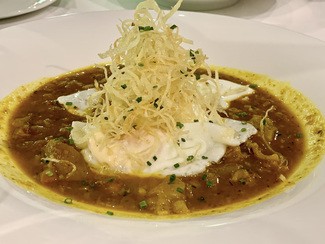 Huevos revueltos con manitas de cerdo