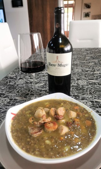 Con las lentejas con costilla y salchichas