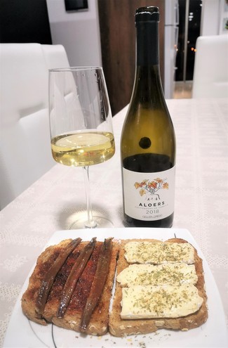 Con las tostas de anchoas y brie