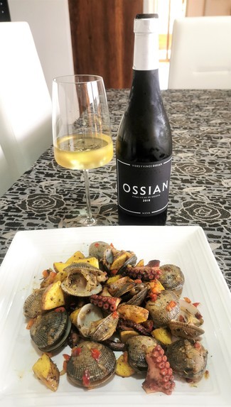 Con el salteado de pulpo, papas y almejas
