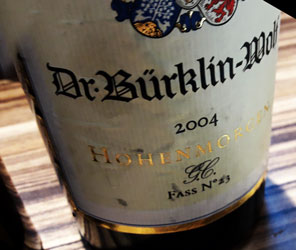 Nokia y flores, cherry bomb. @malditovino